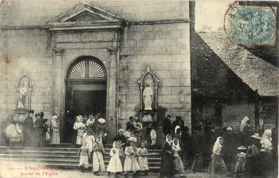 Sortie de l'église d'Engomer. Cachet postal du 13 Novembre 1906.