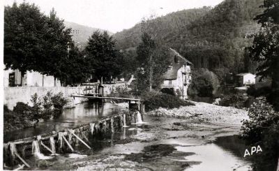 Vue Amont du Moulin datant de 1950. La digue à gauche alimente en eau l'ancienne forge devenue papetteries Martin(1,5Km en aval).