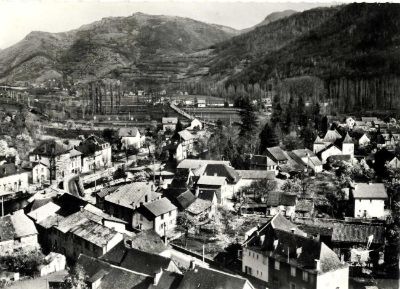 Vue Aérienne du village d'Engomer. On distingue le Moulin au centre de la carte. Cachet postal du 31 Mars 1964.